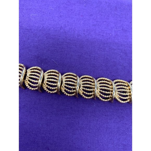 Trifari Gold Tone 7 Inch Mid Century Modern Fold Over Clasp 7.5" Bracelet - Picture 6 of 7